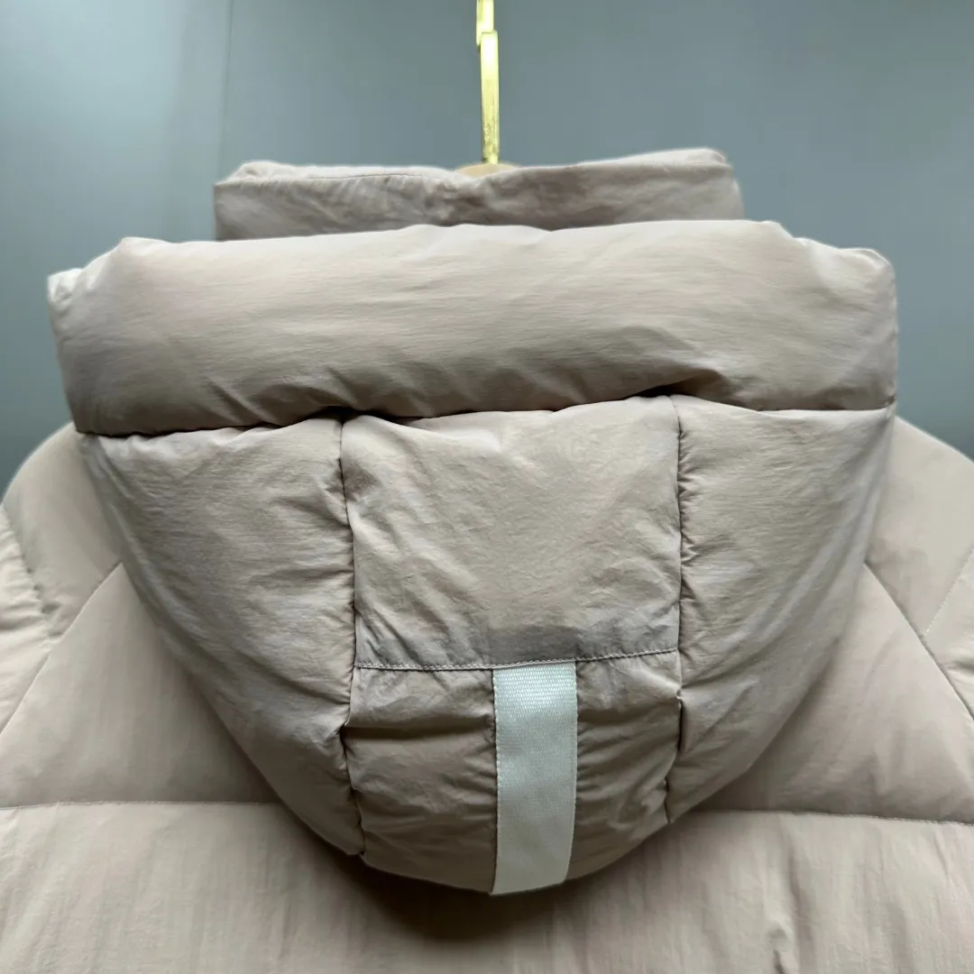 P780 𝗖𝗔𝗡𝗔𝗗𝗔 𝗚𝗢𝗢𝗦𝗘/Canada Goose capsule series macaron white label down jacket Fabric: Made of soft EnduraLuxe fabric imported from DuPont, CORDURA, USA, which enhances the durability of easy-to-wear parts, is lightweight and durable; the liner is made of 400T anti-velvet gallbladder, which is comfortable, soft and non-velvet. Hat: It has a detachable hood, which can be adjusted in two directions, and is also filled with down, which brings greater softness and wrapping around the head and neck, and is full of warmth. This parka has white trim at the back and around the hood, and the hood hardware is all original and custom-made to match the soft color of the fabric. Goose logo: The official website’s new series of large goose logos made of silicone, non-embroidered logos. Length: Fit hip-length. Accessories: The chest chain and pocket chain are all customized by YKK zipper company, and the zippers are consistent with the original color of the clothes; the zipper placket and inner straps are customized with the original Canada Goose logo; the cuffs are made of cashmere ribbing to increase comfort and lock in heat. Pockets: 3 exterior pockets: Fleece-lined hand-warmer pockets with two-way zipper closure for easy access. Security pocket with zipper closure under fly; 2 interior pockets: drop-in pocket Colors: Melt Blue, Moonlight Lime, Soft Pink, Beichen White Sizes: 𝗫𝗦-𝗦-𝗠
